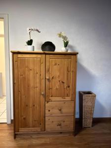 een houten kast met twee planten erop bij Wohnen Im Paradies in Konstanz +4 foto's