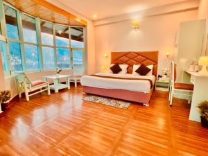 Postel nebo postele na pokoji v ubytování Hotel New Hadimba Palace Inn - Mountain View with Premium Rooms Near Mall Road , Manali