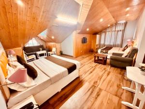 Posezení v ubytování Hotel New Hadimba Palace Inn - Mountain View with Premium Rooms Near Mall Road , Manali