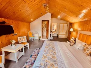Postel nebo postele na pokoji v ubytování Hotel New Hadimba Palace Inn - Mountain View with Premium Rooms Near Mall Road , Manali