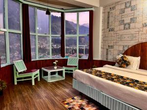 Postel nebo postele na pokoji v ubytování Hotel New Hadimba Palace Inn - Mountain View with Premium Rooms Near Mall Road , Manali