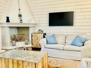 a living room with a couch and a tv at Baia dell Alba in Termoli