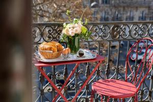 パリにあるベルファストの花瓶一杯のテーブルとパンのバスケット