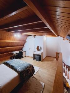 En eller flere senge i et værelse på Μεζονέτα + 15 billeder