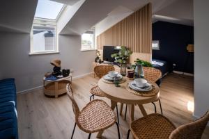 a living room with a table and chairs at Apartamenty Wyspa Jastarnia Morski in Jastarnia