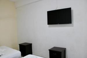 TV a/nebo společenská místnost v ubytování OYO Hotel Colibri