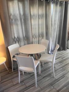 Posezení v ubytování Charlie's Place - Self catering studio + 13 fotografií