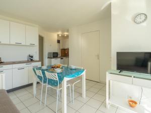 Kuchyň nebo kuchyňský kout v ubytování Apartment Parc de Pontaillac-3 by Interhome