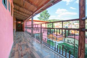 Capital O Collection O Casona De Minas Mineral del Monte的阳台或露台