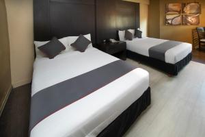 ein Hotelzimmer mit zwei Betten in einem Zimmer in der Unterkunft Hotel Las Iglesias, Cholula in Cholula de Rivadavia