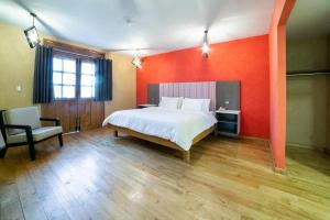 Capital O Collection O Casona De Minas Mineral del Monte客房内的一张或多张床位