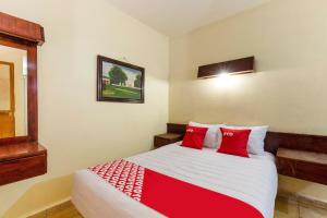Llit o llits en una habitació de OYO Hotel Emperador, Oaxaca