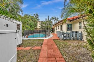 a house with a swimming pool in the yard at Hollywood Beach & Casino Heated Pool House in Hollywood