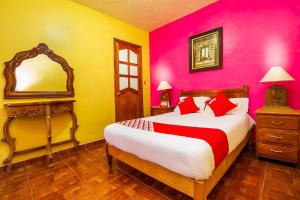 Postel nebo postele na pokoji v ubytování OYO Posada De Los Angeles, Pátzcuaro
