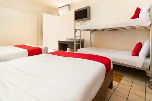 Postel nebo postele na pokoji v ubytování OYO Hotel Real Del Sur, Estadio Chihuahua