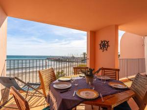 Una mesa en un balcón con vista al mar. en Apartment Baie des Lecques by Interhome, en Saint-Cyr-sur-Mer