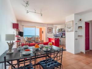 Una cocina y una sala de estar con mesa y sillas. en Apartment Baie des Lecques by Interhome, en Saint-Cyr-sur-Mer 29 fotos más