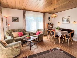 DittishausenにあるHoliday Home Bilharz by Interhomeのソファとテーブルのあるリビングルーム