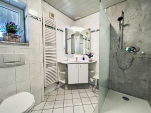 Ένα μπάνιο στο Holiday Home Schöne Aussicht by Interhome