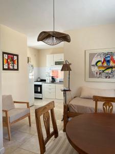 カリロにあるCarilo Princessのリビングルーム(ベッド1台、ダイニングテーブル付)