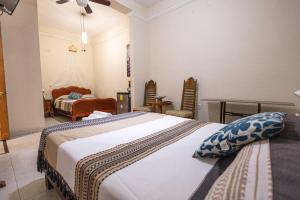 Un pat sau paturi într-o cameră la Capital O Hotel Patio Pombo