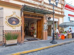 Capital O Hotel Patio Pombo في مدينة أواكساكا: متجر عليه لافتة على جانب مبنى