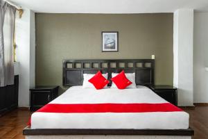 Postel nebo postele na pokoji v ubytování OYO Hotel Halley