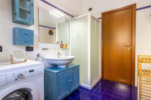 a bathroom with a sink and a washing machine at CASA OLIVIA Private garden & Parking in Vicenza
