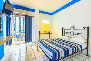 Giường trong phòng chung tại OYO Casa Mission