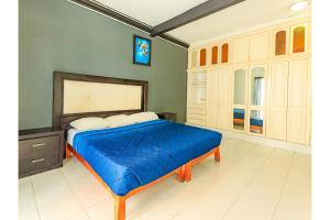 Giường trong phòng chung tại OYO Casa Mission