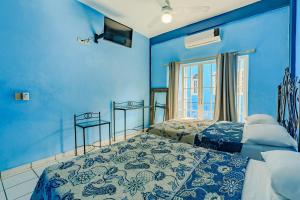 Giường trong phòng chung tại OYO Casa Mission +36 ảnh