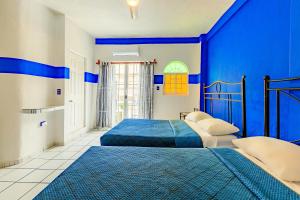 Giường trong phòng chung tại OYO Casa Mission