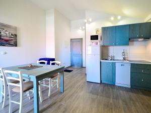 Kuchyňa alebo kuchynka v ubytovaní Apartment Val-6 by Interhome