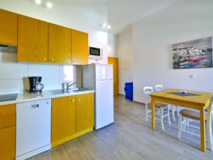 Kuchyň nebo kuchyňský kout v ubytování Apartment Val-5 by Interhome