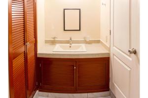 a bathroom with a sink and a mirror at OYO Hotel La Playa in Zihuatanejo