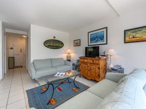 Μια τηλεόραση ή/και κέντρο ψυχαγωγίας στο Apartment Le Parc des Druides-1 by Interhome