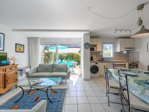 Η κουζίνα ή μικρή κουζίνα στο Apartment Le Parc des Druides-1 by Interhome