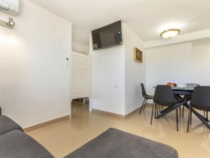 Μια τηλεόραση ή/και κέντρο ψυχαγωγίας στο Apartment Torremar Alex by Interhome +17 φωτογραφίες