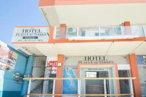 un hotel con señales en el lateral de un edificio en OYO Hotel Plaza Las Torres, Cabo San Lucas, en Cabo San Lucas 37 fotos más
