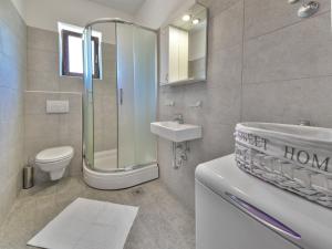 Koupelna v ubytování Apartment Val-3 by Interhome
