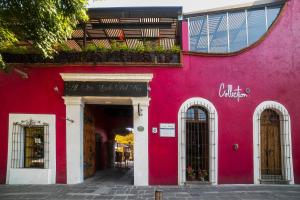 a red and white building with a window at Collection O Al otro lado del rio, Puebla in Puebla