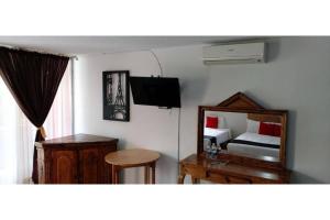 TV a/nebo společenská místnost v ubytování Capital O Gran Hotel Campestre
