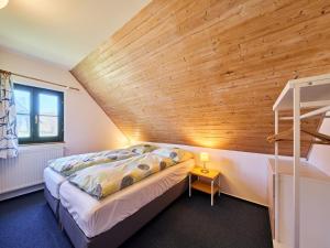 une chambre avec un lit et un mur en bois dans l'établissement Holiday Home Holiday Hill 40 by Interhome, à Černý Důl