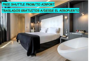 Una habitación de hotel con una cama grande y una bañera. en Hotel Maydrit Airport, en Madrid