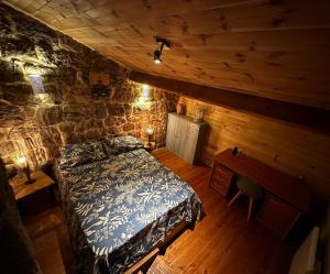 una camera con letto e tavolo in una cabina di Maison de campagne atypique à Tence a Tence