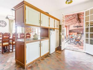 Η κουζίνα ή μικρή κουζίνα στο Holiday Home Le Mas de Gattières by Interhome