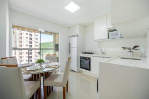 Køkken eller tekøkken på Achei Itapema • 3 Quartos + Piscina e vista linda