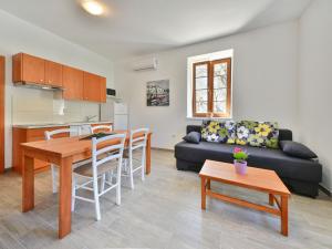 Kuchyň nebo kuchyňský kout v ubytování Apartment Val-2 by Interhome