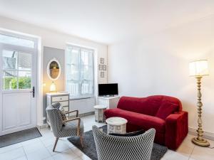 カブールにあるHoliday Home Les Étourneaux by Interhomeのリビングルーム(赤いソファ、椅子付)