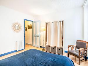 カブールにあるHoliday Home Les Étourneaux by Interhomeのベッドルーム(青いベッド1台、椅子付) +20枚の写真